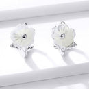 Boucles d'oreilles fleurs blanches