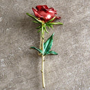 Broche avec fleur rouge