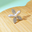 Broche fleur avec perle