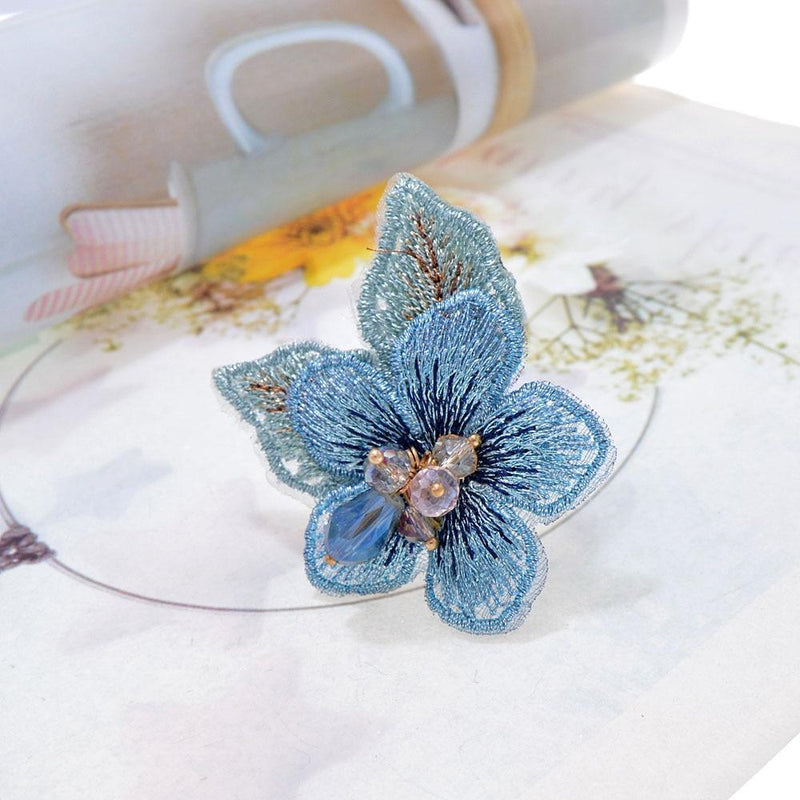 Broche fleur en tissu bleu