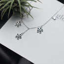 Collier fleurs ras du cou