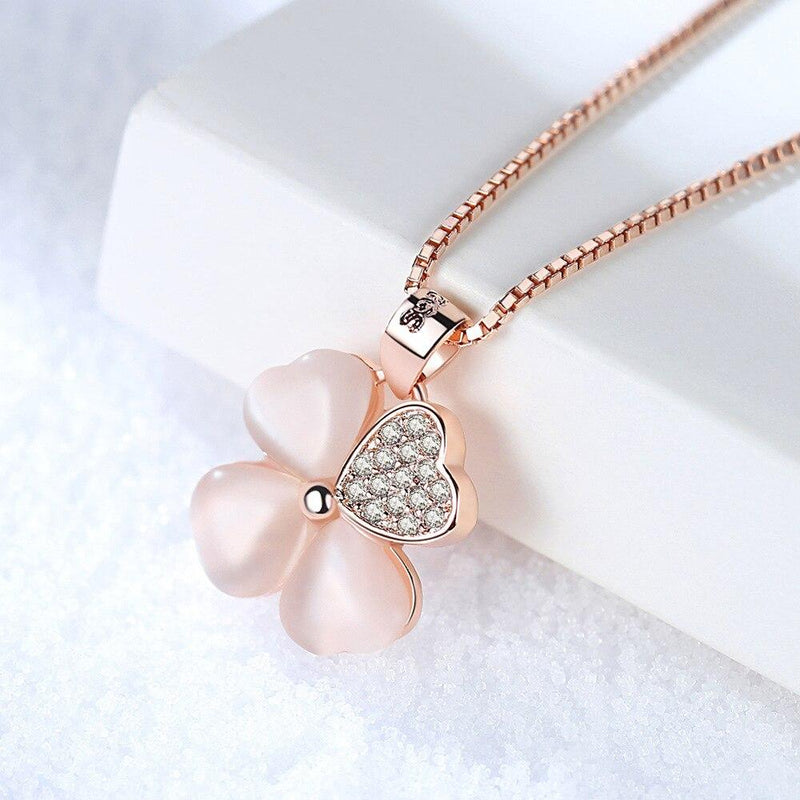 Collier trèfle rose