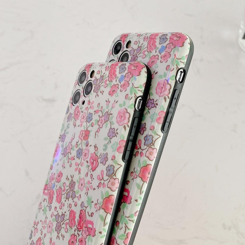coque iPhone fleurie et colorée