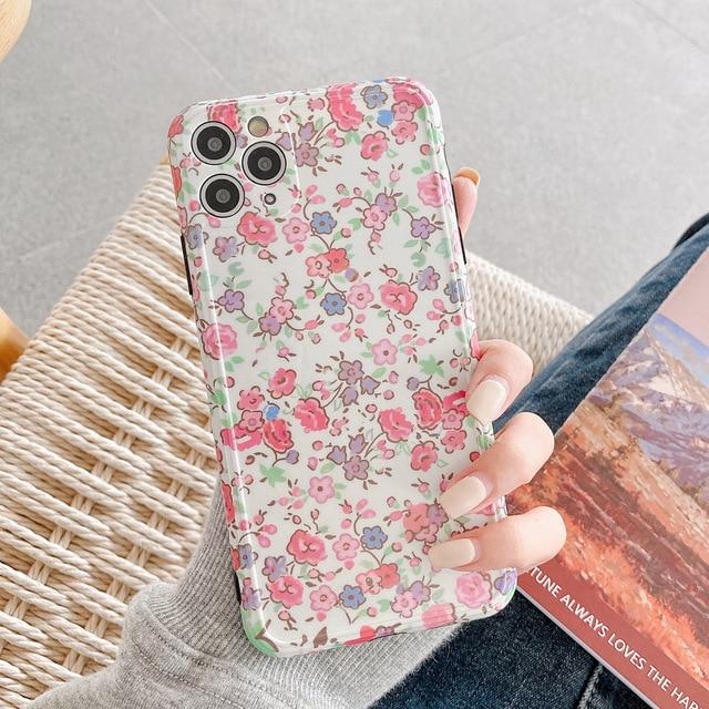 coque iPhone fleurie et colorée