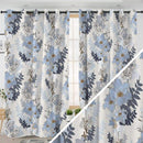 Rideau avec fleurs bleues