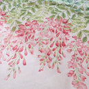 Rideaux blancs avec fleurs rouges